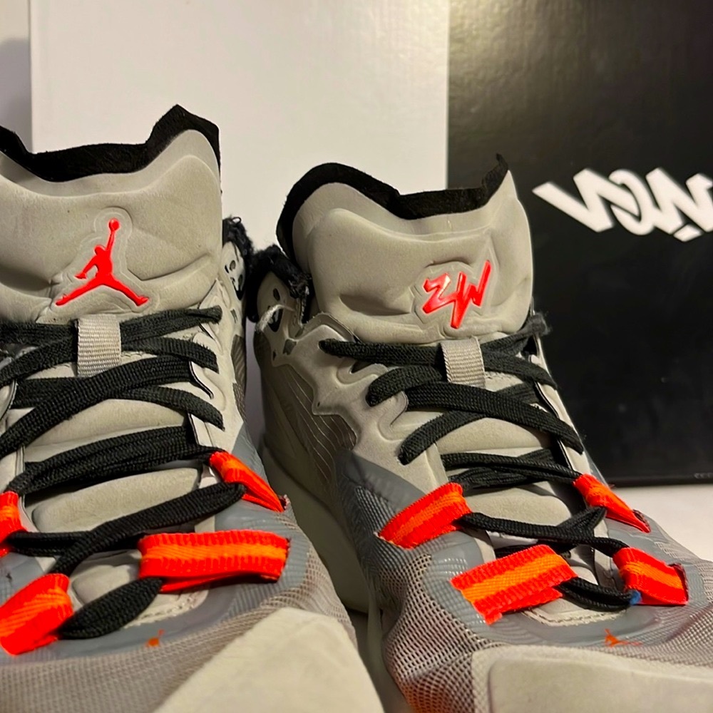Zion Williamson Jumpman size 9 (grey,orange,black)